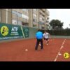 Sombra de reves con balón medicinal, desplazamiento diagonal para coger pelota de tenis